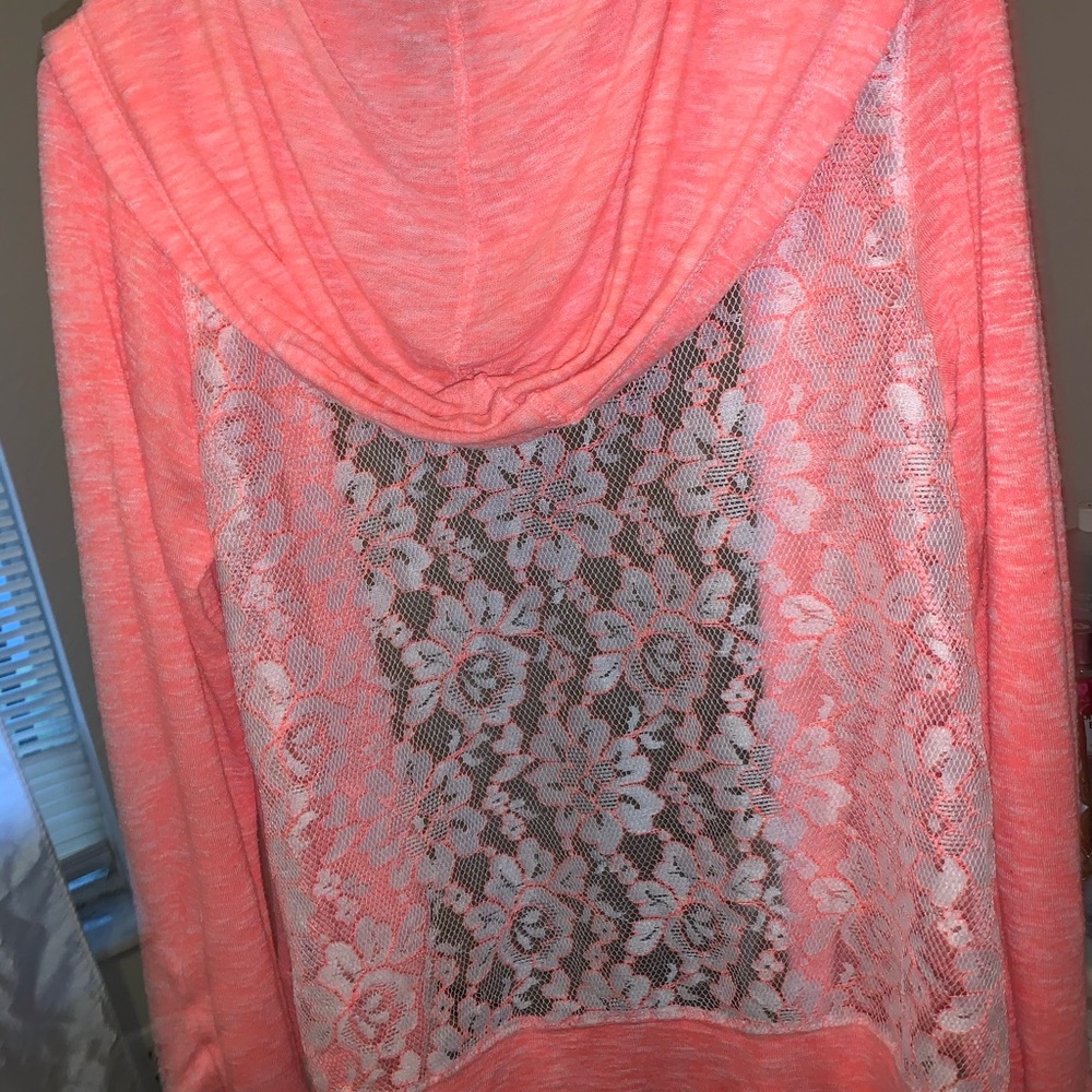 Pink sweater, open back, flower cut.